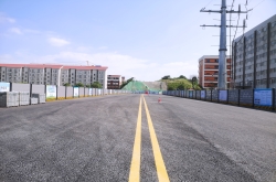 托子沖南路主幅路通車，新學(xué)校旁拉通了一條便民路
